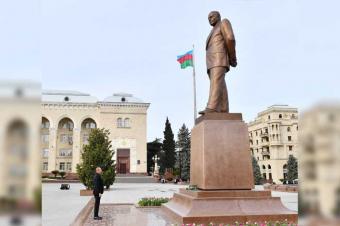 Ümummilli lider Heydər Əliyevin abidəsini ziyarət