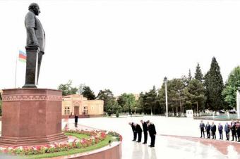 Ümummilli lider Heydər Əliyevin əziz xatirəsi böyük hörmət və ehtiramla yad edilib