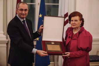 Vayra Vike-Freyberqaya “Azərbaycan Respublikası Prezidentinin fəxri diplomu