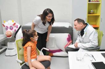 İsrail mütəxəssisləri Bona Dea Beynəlxalq Hospitalında müxtəlif xəstəliklərdən əziyyət çəkən uşaqların müayinəsini aparırlar