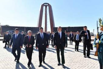 Prezident İlham Əliyev Bişkekdə “Ata-Beyit” Milli Tarixi-Memorial Kompleksini ziyarət edib 